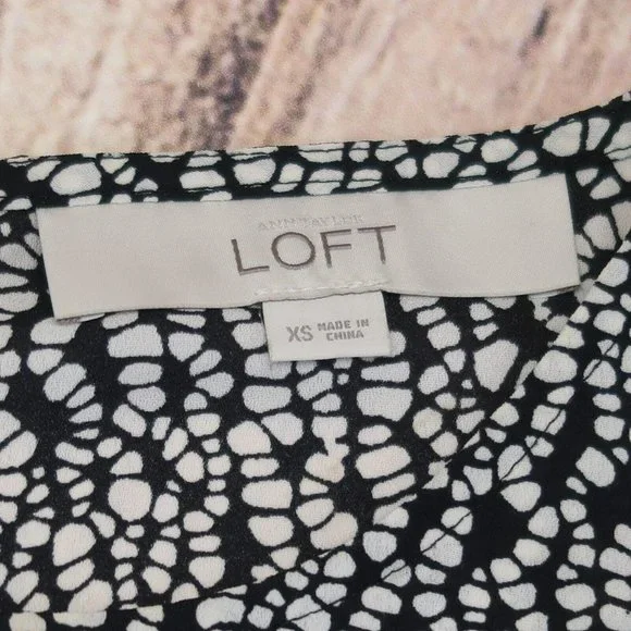 Ann Taylor LOFT Women's Short Cap Sleeve Black & White Print Top Size XS - Picture 4 of 10